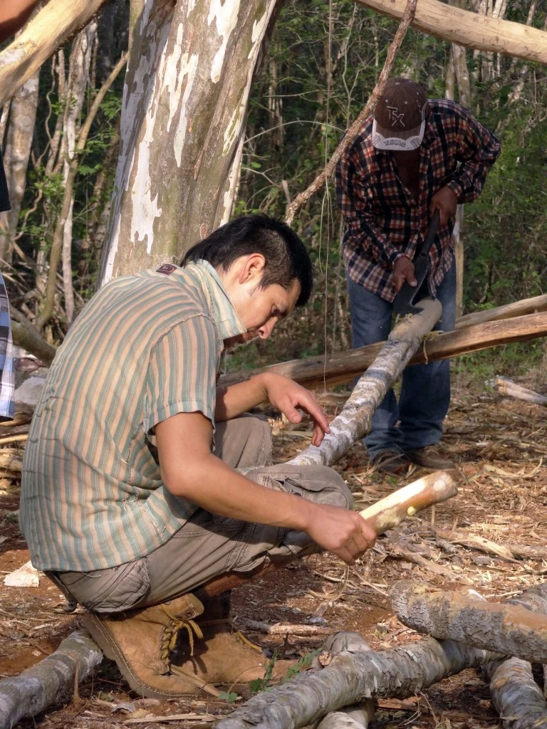 Pelando maderas con 2 técnicas: golpeando con otra madera o con coa