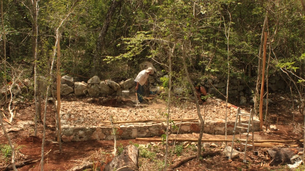 Embutir y rellenar para el firme con piedra y sascab