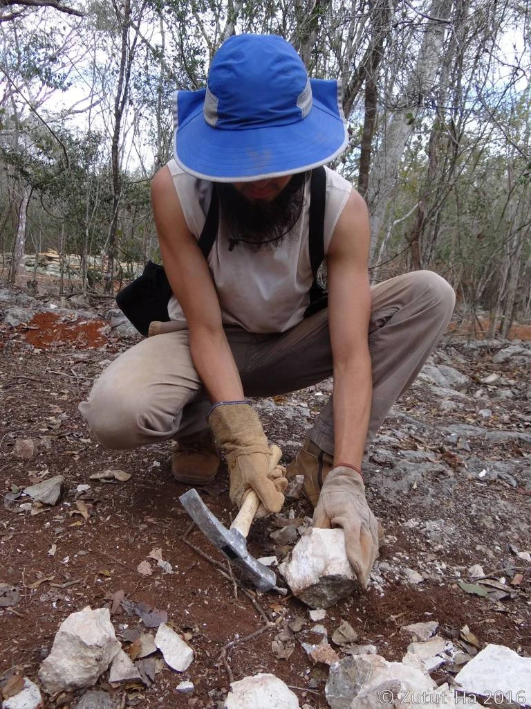 Picando piedra para el junteo