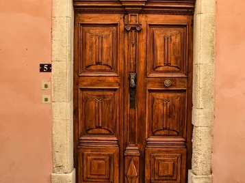 Trabajo en equipo: colocación del zacate en la fachada suroeste